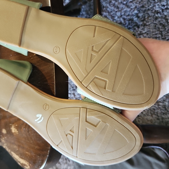 Flats- cute size 8.5Wide - Picture 4 of 4